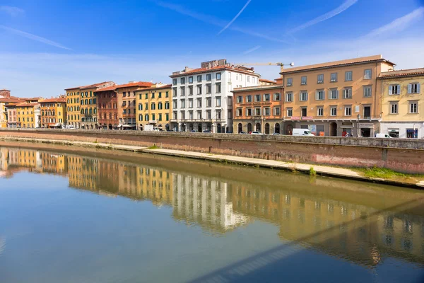 Arquitectura de la ciudad de Pisa con calles estrechas tradicionales, Italia . — Foto de Stock