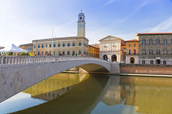 Arquitetura da cidade de Pisa com ruas estreitas tradicionais, Itália . — Fotografia de Stock