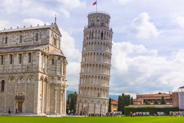 Katedral ve Pisa Kulesi güneşli bir günde, İtalya