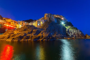 Ligurya Denizi Sahili geceleri için Manarola şehir