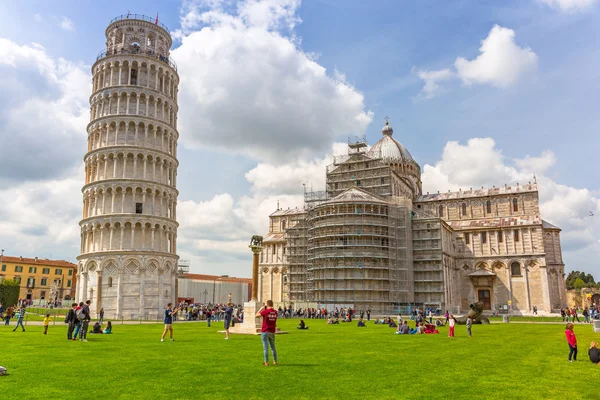 Kathedrale und schiefer Turm von Pisa bei sonnigem Wetter, Italien — Stockfoto