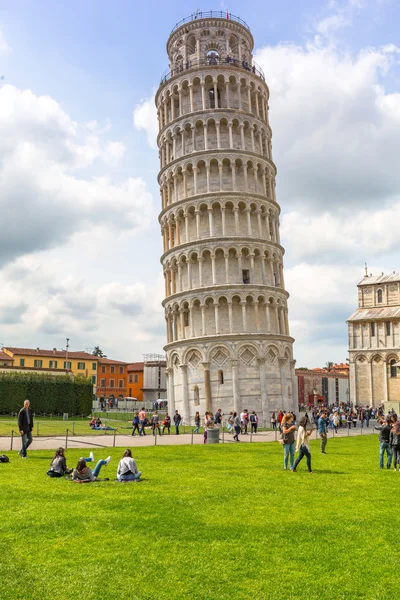 Katedralen och det lutande tornet i Pisa på Sunny Day — Stockfoto