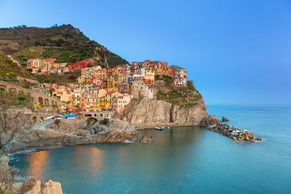 Manarola város alkonyatkor a Ligur-tenger partján — Stock Fotó