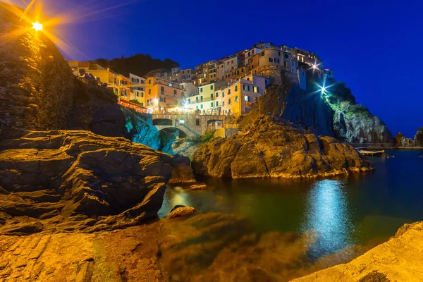 Manarola ciudad en la costa del mar de Liguria por la noche —  Fotos de Stock