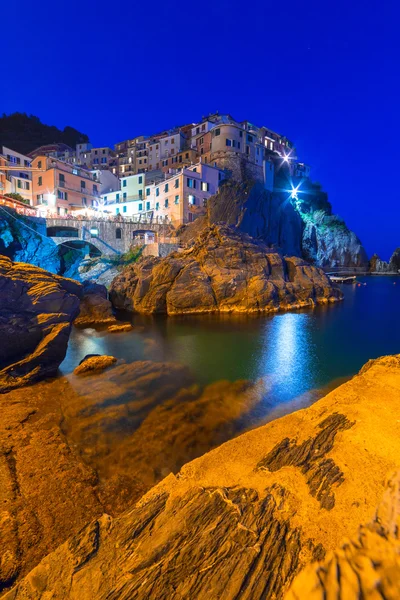 Manarola ciudad en la costa del mar de Liguria por la noche — Foto de Stock