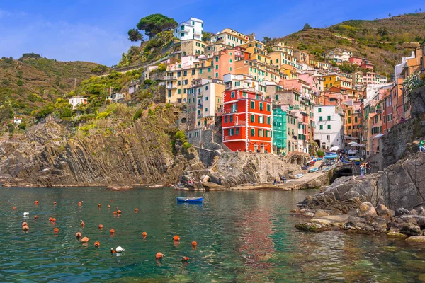 Ciudad de Riomaggiore en la costa del Mar de Liguria —  Fotos de Stock