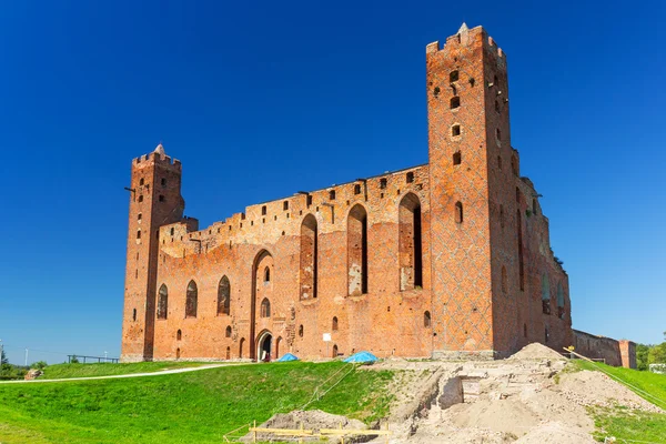 UINs van middeleeuwse bakstenen kasteel in Rydzyn Chelminski — Stockfoto