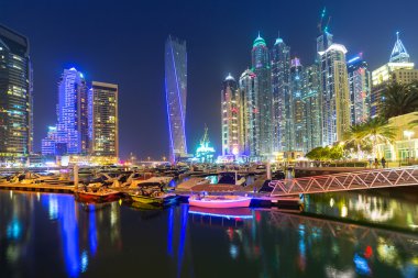 Dubai Yat Limanı gökdelenler gece, Birleşik Arap Emirlikleri