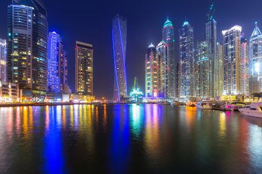 Dubai Yat Limanı gökdelenler gece, Birleşik Arap Emirlikleri