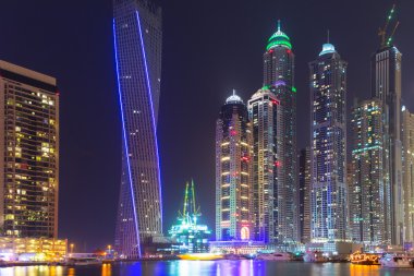 Dubai Yat Limanı gökdelenler gece, Birleşik Arap Emirlikleri