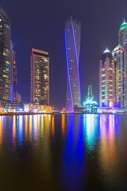 Dubai Yat Limanı gökdelenler gece, Birleşik Arap Emirlikleri