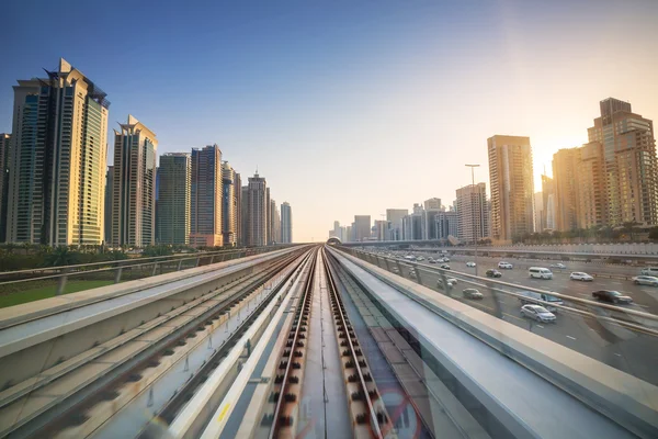 Tunnelbanelinje i Dubai vid solnedgången — Stockfoto