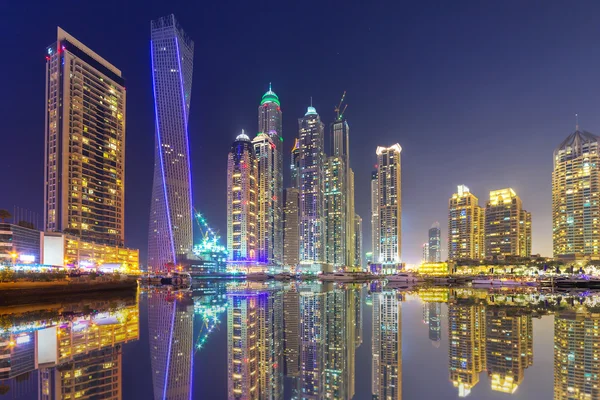 Dubai Marinas skyline på natten — Stockfoto