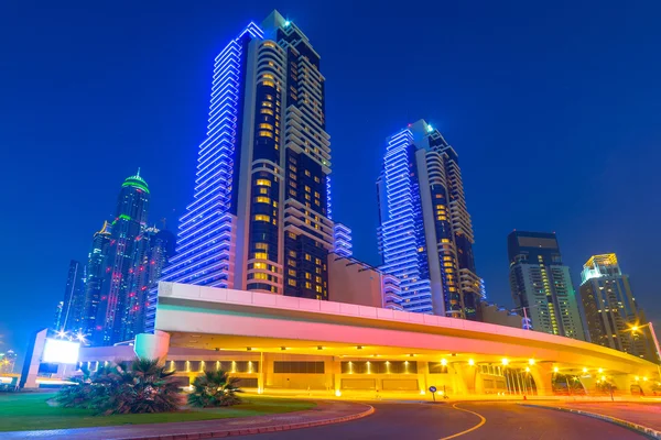 Arranha-céus iluminados de Dubai Marina à noite — Fotografia de Stock