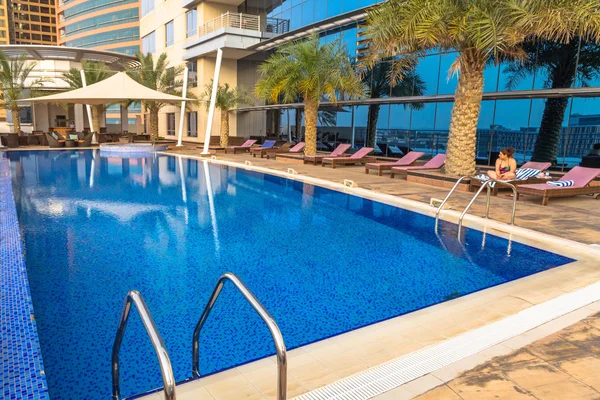 Área de piscina do Grand Midwest Tower Hotel em Dubai — Fotografia de Stock