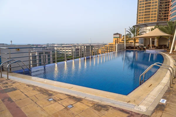 Área de piscina do Grand Midwest Tower Hotel em Dubai — Fotografia de Stock