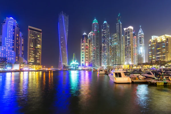 Dubai Yat Limanı gökdelenler gece, Birleşik Arap Emirlikleri — Stok fotoğraf