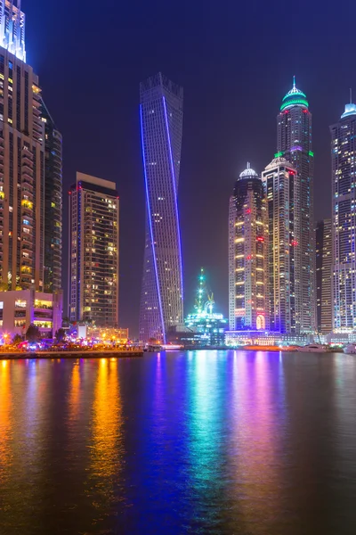 Arranha-céus de Dubai Marina à noite, Emirados Árabes Unidos — Fotografia de Stock