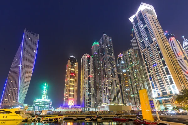 Хмарочоси Dubai Marina вночі, ОАЕ — стокове фото