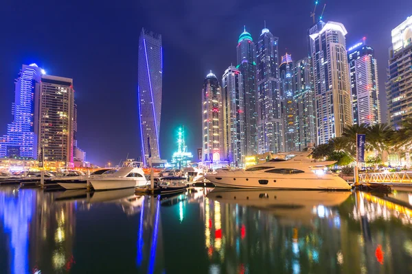 Хмарочоси Dubai Marina вночі, ОАЕ — стокове фото