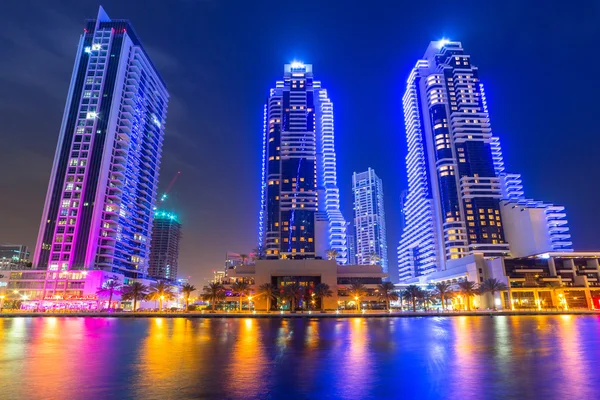Skyskrapor i Dubai Marina på natten, Förenade Arabemiraten — Stockfoto