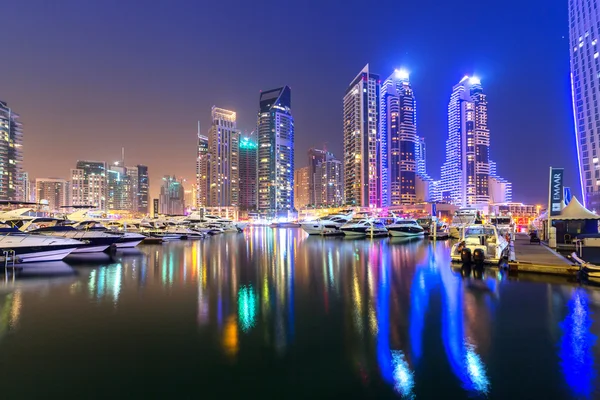 Arranha-céus de Dubai Marina à noite, Emirados Árabes Unidos — Fotografia de Stock