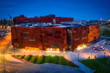 Gdansk, Polonya - 11 Ekim 2020: Gdansk, Polonya 'da Avrupa Dayanışma Merkezi' nin paslı çelik binası. Tersanede bulunan ECS müzesi, anti-komünist muhalefetin bir anıtıdır..