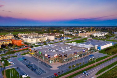 Pruszcz Gdanski, Polonya - 18 Ekim 2020: Alışveriş merkezi ve Polonya 'daki Pruszcz Gdanski yerleşim alanı.