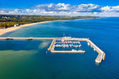 Polonya, Sopot 'taki Baltık deniz kıyı şeridi ve ahşap iskele havadan görünüyor.