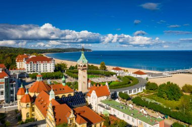 Sopot şehrinin güneşli manzarası ve Molo - Baltık Denizi 'ndeki iskele. Polonya