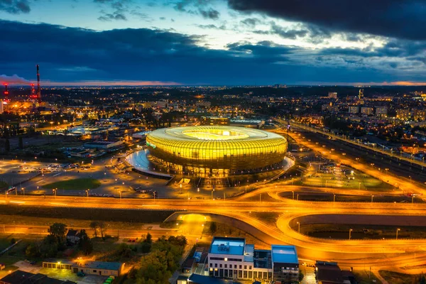 グダニスク ポーランド 2020年10月19日 夕暮れ時 ポーランドのグダニスクにある琥珀の形をしたエネルギースタジアムのある空中風景 — ストック写真