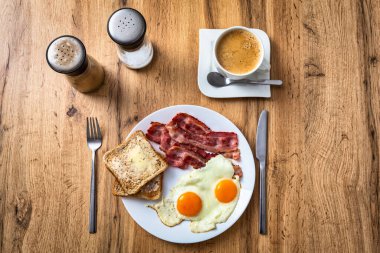İki yumurta, pastırma, tost ve kahveyle nefis bir kahvaltı.