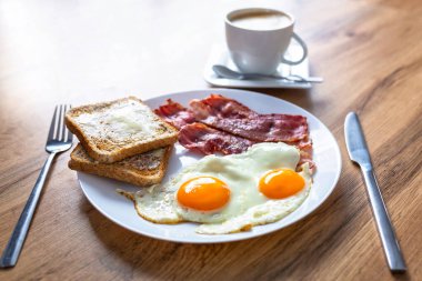 İki yumurta, pastırma, tost ve kahveyle nefis bir kahvaltı.