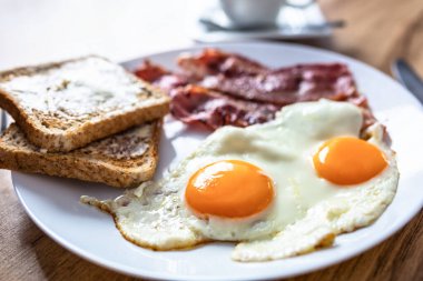 İki yumurta, pastırma, tost ve kahveyle nefis bir kahvaltı.