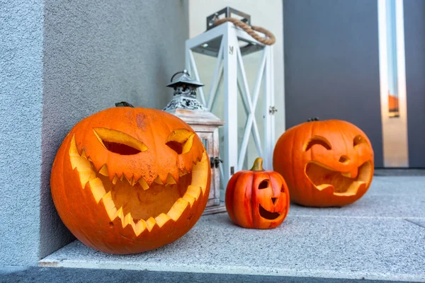 Skrämmande Halloween Pumpor Som Dekoration Främre Trappstegen — Stockfoto