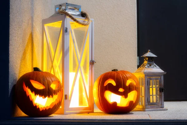 Straszne Dynie Halloween Świecące Nocy Jako Dekoracja Schodach Frontowych — Zdjęcie stockowe