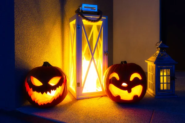 Skrämmande Halloween Pumpor Glöder Natten Som Dekoration Främre Trappstegen — Stockfoto