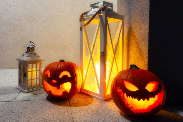 Skrämmande Halloween Pumpor Glöder Natten Som Dekoration Främre Trappstegen — Stockfoto
