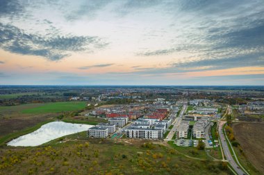 Rotmanka, Polonya - 23 Ekim 2020: Pruszcz Gdanski 'deki yerleşim alanının havadan manzarası. Polonya