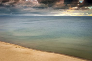 Baltık Denizi sahilinde tek başına duran adam. Polonya