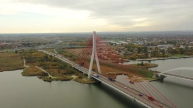 Gdansk 'taki Vistula nehrinde kablo destekli köprü. Polonya