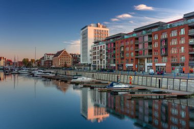 Gdansk - 31 Ekim 2020: Gdansk eski kasabasında güneş doğarken park etmiş yatları olan liman, Polonya