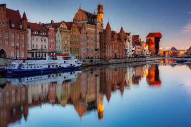 Gdansk - 31 Ekim 2020: Gdansk Motlawa nehri üzerinde eski güzel bir kasabayla gün doğumunda Polonya.