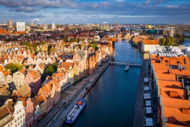 Motlawa Nehri 'ndeki Gdansk şehrinin muhteşem mimarisi Polonya' nın havadan görüntüsü.
