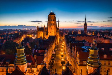 Şafak vakti Polonya 'daki St. Mary Bazilikası' nın hava manzarası.