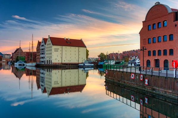 Gdansk Octubre 2020 Gdansk Con Hermoso Casco Antiguo Sobre Río —  Fotos de Stock