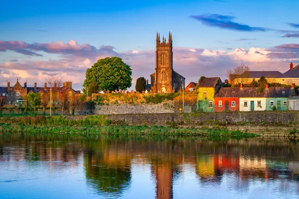 Niesamowity Krajobraz Kościołem Nad Rzeką Shannon Limerick Irlandia — Zdjęcie stockowe