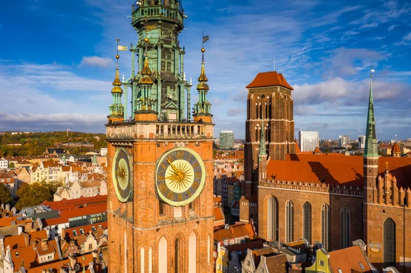 波兰格但斯克市政厅日出时分的美丽时钟 — 图库照片