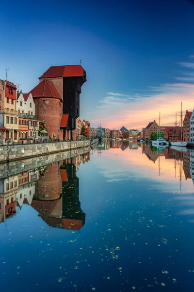 Port Crane Gdansk เหน อแม Motlawa พระอาท โปแลนด — ภาพถ่ายสต็อก