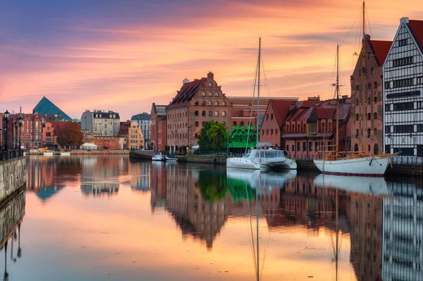 Gdansk Com Bela Cidade Velha Sobre Rio Motlawa Nascer Sol — Fotografia de Stock